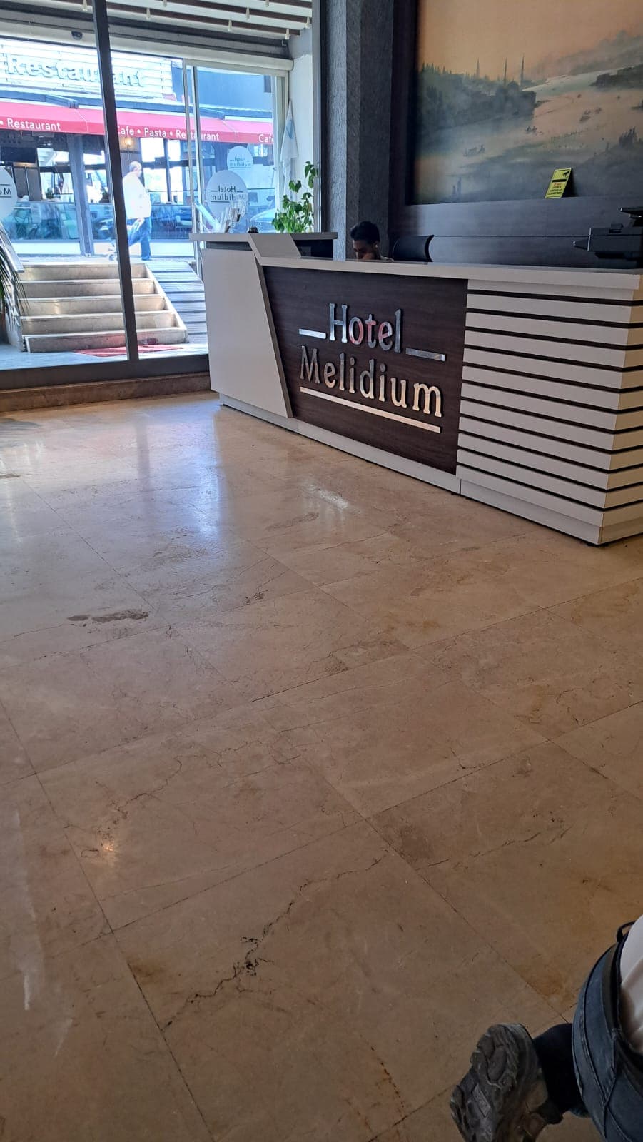 Periyodik bakımla parlaklığı korunan otel mermeri